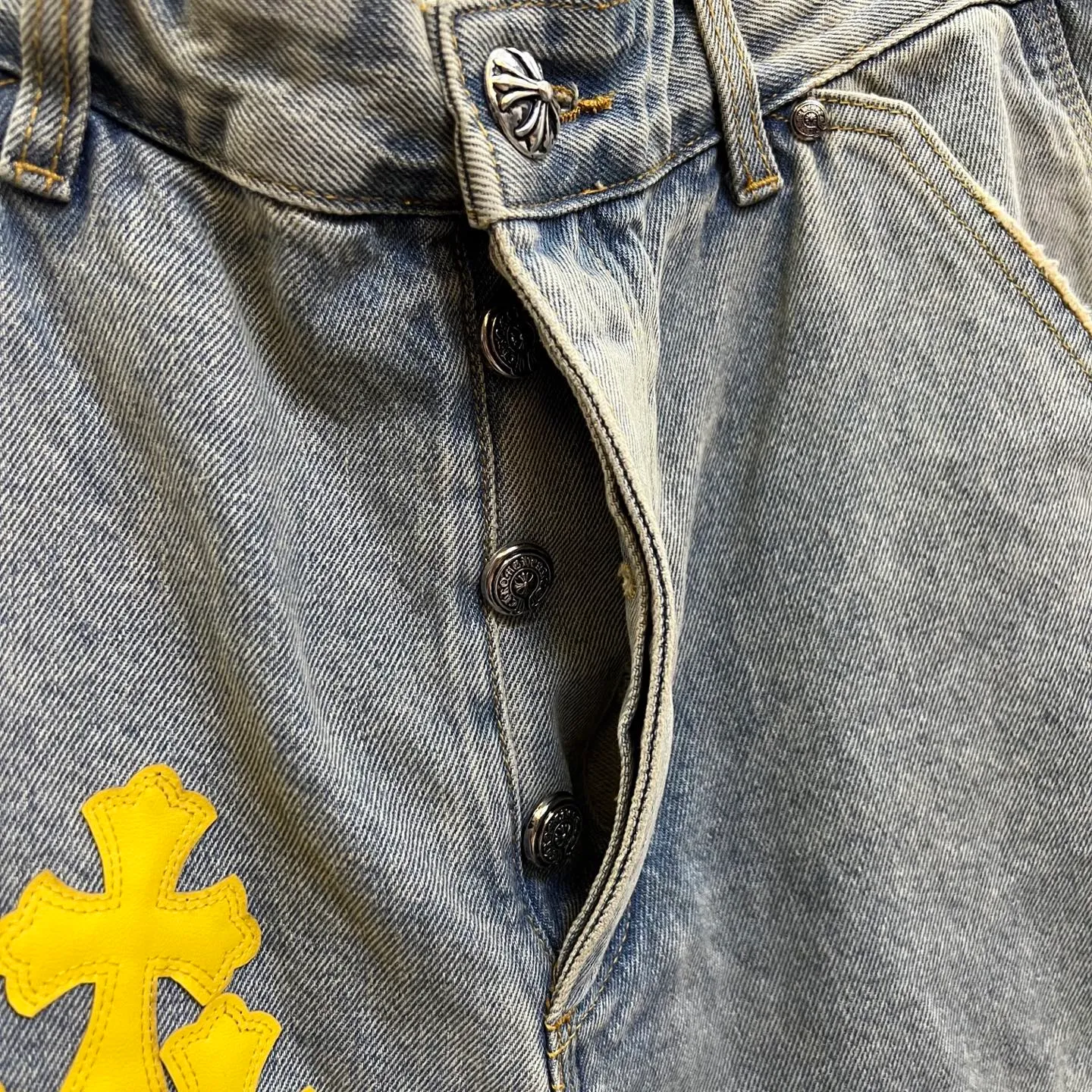 P520 chrome hearts limited series new city limited jeans Chrome Hearts city limited denim shorts vintage levis American made 501 505 517 base version remake Levis American made 501 base version imported sheepskin 925 silver remake Customers provide waist and pants length or height and weight. The studio will select the most suitable base version for you to remake. There are many people doing remakes in the market. Don’t belittle or comment. The difference is visible to the naked eye. See and compare for yourself #CHROME HEARTS Unisex style